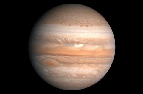 Vue artistique de la planète Jupiter montrant ses bandes nuageuses et sa Grande Tache Rouge.